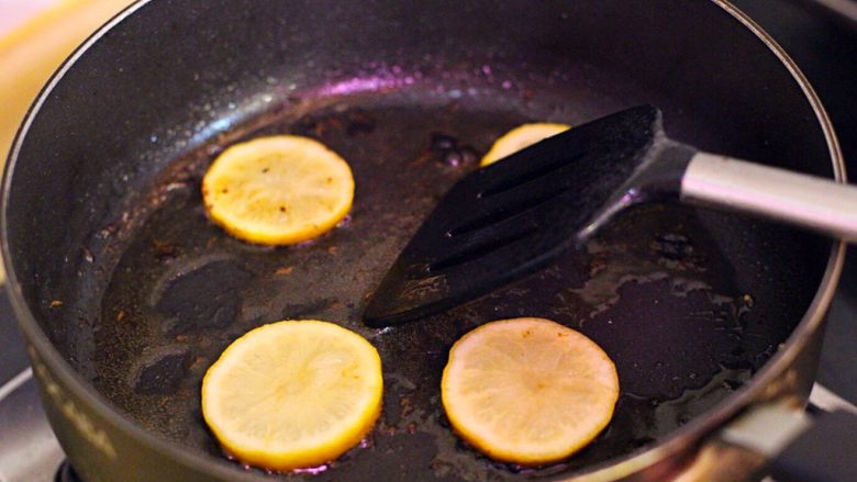 香柠柚子茶肋排,小火煎柠檬片，熬出焦糖色。