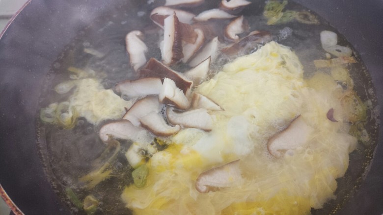 蘑菇蛋汤,加入香菇