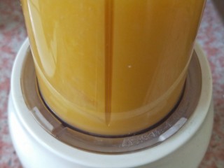 情人节爱心早餐,芒果放入料理杯加适量纯净水打成芒果汁