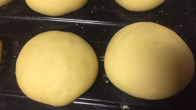 #新年甜蜜蜜#椰香酥皮早餐包,面包胚发酵至两倍大时