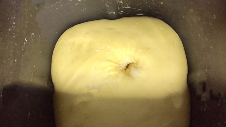 #新年甜蜜蜜#椰香酥皮早餐包,继续启动面包机自动发面可能显示发酵时间为90分钟，时间到后用手指沾面粉再面团上戳一小洞，不反弹不回缩即发酵成功