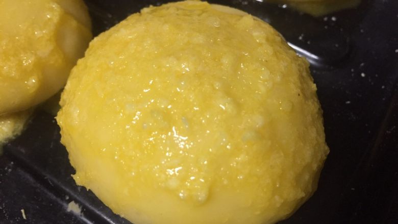 #新年甜蜜蜜#椰香酥皮早餐包,将椰蓉浆挤面包表面