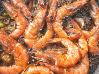 节节高升美味油焖大虾,加适量盐调味，中火收汁，盛盘。