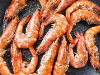 节节高升美味油焖大虾,煎炸至大虾两面红色，用铲子轻压一下虾，让虾油多出一点点，再铲出大虾。