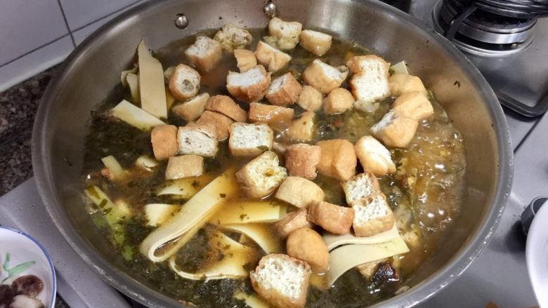 我爱鱼鲜系列➕酸爽雪菜炖鱼头,然后加入豆腐泡，再煮六七分钟使其充分入味