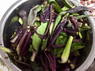 我爱家乡菜系列➕紫菜苔炒香肠,今天紫菜苔很嫩，基本不用剥去头部的老皮，掰成小段，清洗干净备用