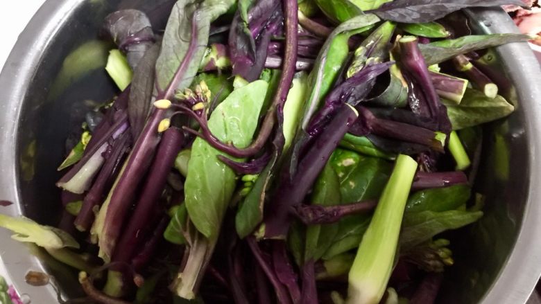 我爱家乡菜系列➕紫菜苔炒香肠,今天紫菜苔很嫩，基本不用剥去头部的老皮，掰成小段，清洗干净备用