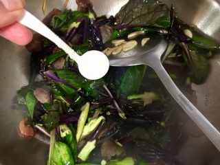 我爱家乡菜系列➕紫菜苔炒香肠,加入少许白糖翻炒均匀