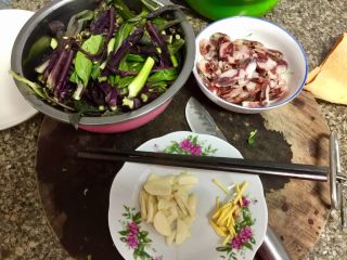 我爱家乡菜系列➕紫菜苔炒香肠,蒜切蒜片，姜去皮切丝，加上洗干净的紫菜苔和香肠，全部食材准备好