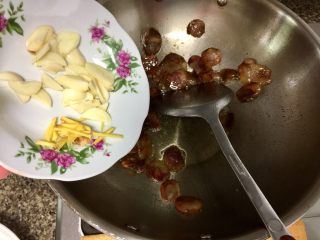 我爱家乡菜系列➕紫菜苔炒香肠,香肠脂肪部分变成透明即可，盛出多余的猪油，加入蒜片姜丝煸香