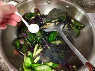 我爱家乡菜系列➕紫菜苔炒香肠,根据个人口味，加入适量的食盐，翻炒均匀，即可出锅。是不是超级简单啊😄