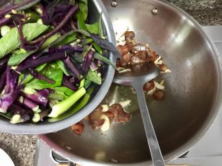 我爱家乡菜系列➕紫菜苔炒香肠,转中大火，加入紫菜苔，翻炒两分钟左右