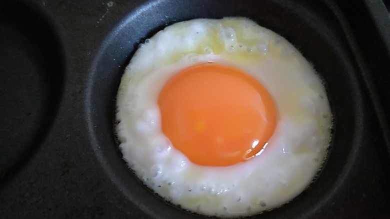 鸡蛋葱花饼＋太阳蛋,打入四个鸡蛋。