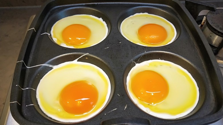 鸡蛋葱花饼＋太阳蛋,小火慢慢煎制，不要反，不要搅动自然成形。