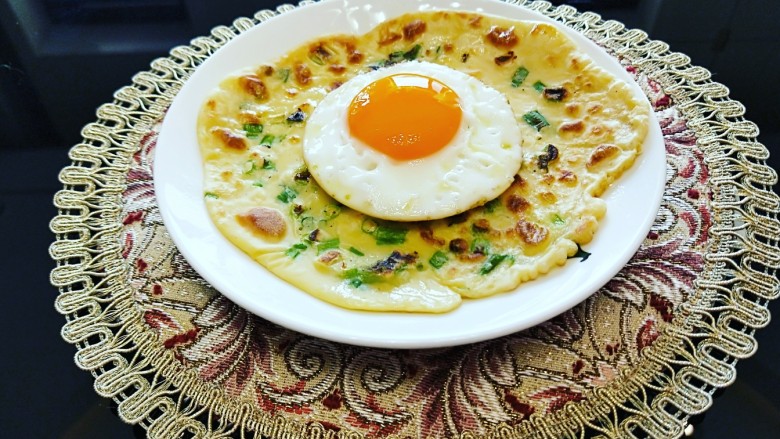 鸡蛋葱花饼＋太阳蛋,煎制好的鸡蛋放在葱花饼中间即可。