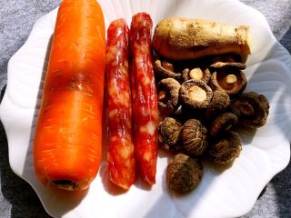 糯米蒸红鲟,胡萝卜，腊肠，香菇，姜