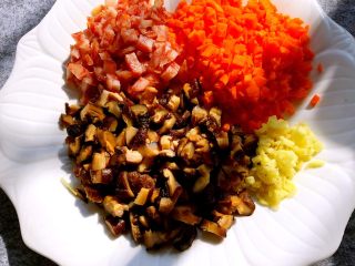 糯米蒸红鲟,香菇泡好，洗净控水切丁，胡萝卜去皮切丁，腊肠切丁，姜去皮切末