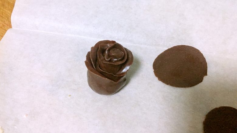 情人节礼物🎁巧克力草莓玫瑰🌹,将所有的黑巧克力片依次裹上