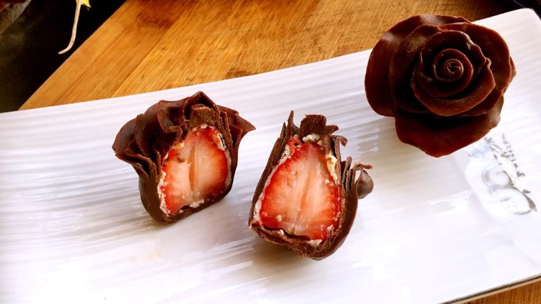 情人节礼物🎁巧克力草莓玫瑰🌹,可以把草莓换成戒指💍哦