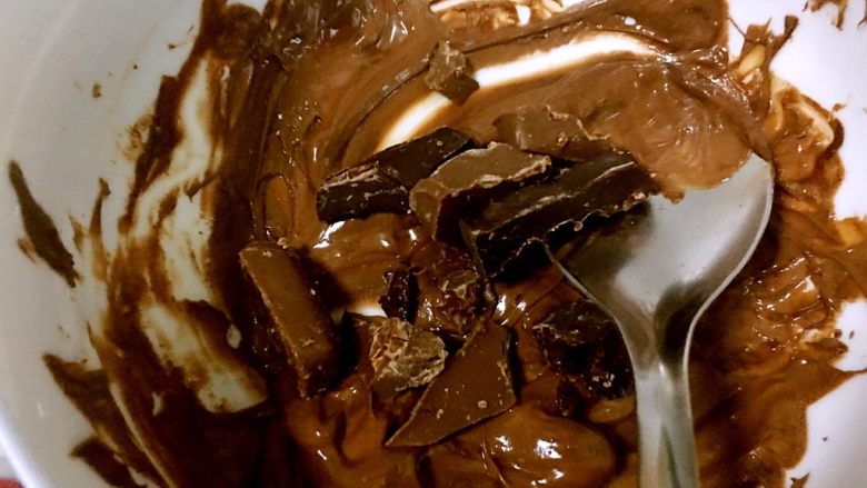 情人节礼物🎁巧克力草莓玫瑰🌹,直到三分之二的巧克力融化后，将装有巧克力的碗从水中取出，并用橡皮刮刀搅拌巧克力至完全融化。