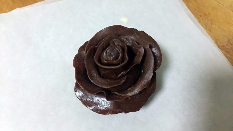 情人节礼物🎁巧克力草莓玫瑰🌹,包裹好的玫瑰花瓣边缘稍微向外弯，使其看起来更像真正的玫瑰花瓣。玫瑰的大小可按个人喜好增减花瓣的数量