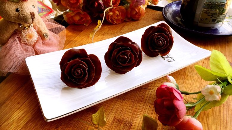 情人节礼物🎁巧克力草莓玫瑰🌹,制作好的巧克力玫瑰精心打扮一番是不是看起来颜值和逼格满满！