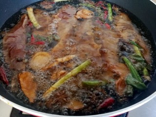 妈妈的味道～香酥手撕熏鱼,把腌制好的鱼一段一段的放进油锅里，不要动哦