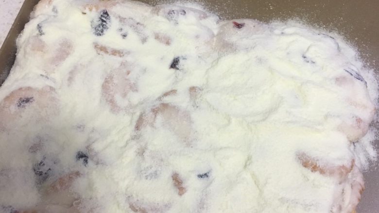 原味雪花酥,整完形后，趁着余温，用面粉筛筛一层奶粉上去