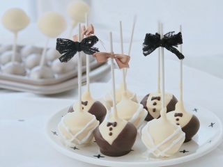 #情人节#婚礼纪—棒棒糖蛋糕,最后用绸带系上蝴蝶结来装饰