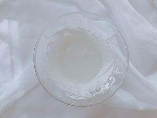 #情人节#婚礼纪—棒棒糖蛋糕,隔40度左右温水，用电动打蛋器搅打只蛋白表面光滑有光泽即可