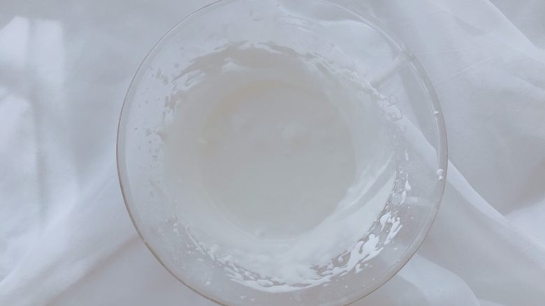 #情人节#婚礼纪—棒棒糖蛋糕,隔40度左右温水，用电动打蛋器搅打只蛋白表面光滑有光泽即可