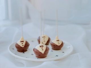 #情人节#婚礼纪—棒棒糖蛋糕,放入盘中等待凝固