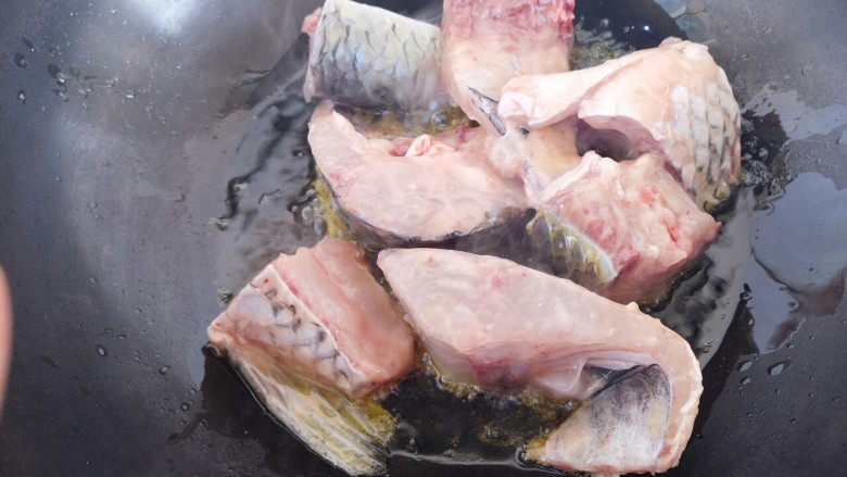 砂锅焖草鱼,把鱼放锅里先炸一下
