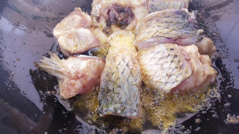 砂锅焖草鱼,炸至三分熟