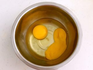竹荪炒蛋,鸡蛋打到碗里，加入1小勺料酒调匀