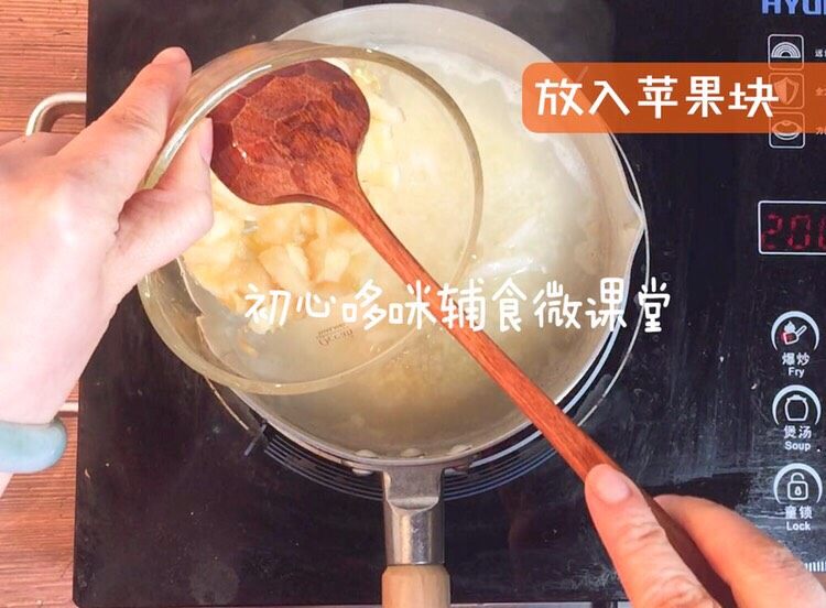 宝宝辅食：山药小米苹果糊,放入苹果块