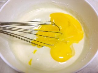 迷彩蛋糕（6寸）,分离鸡蛋，蛋白打至干净容器，冰箱冷藏，蛋黄加入到面糊中搅拌均匀