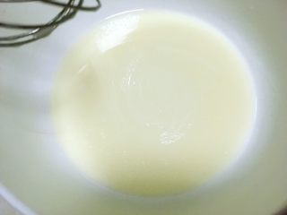 迷彩蛋糕（6寸）,玉米油加牛奶搅拌至乳化状态