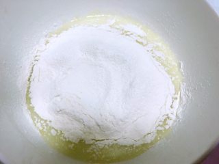 迷彩蛋糕（6寸）,过筛低筋面粉，搅拌均匀无颗粒