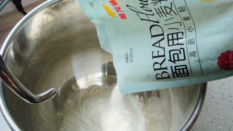 葡萄干软欧包,搅拌盆里倒入金龙鱼高筋小麦粉。