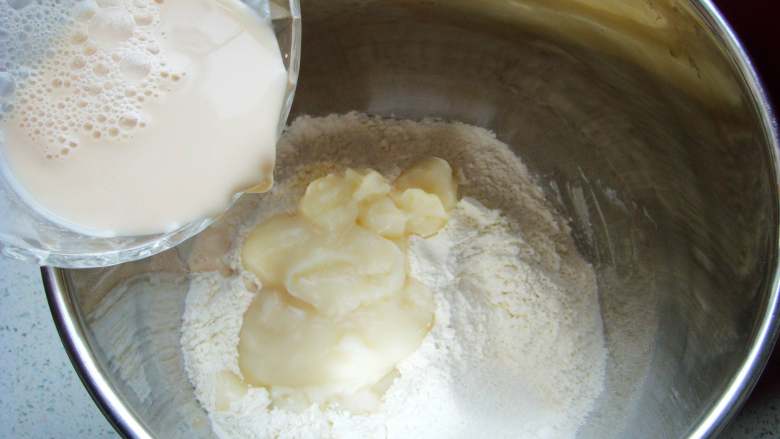葡萄干软欧包,倒入汤种加入盐，酵母粉用少量温水（分量内）融化倒入面粉中。
