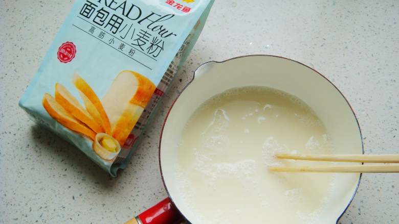 葡萄干软欧包,用筷子搅拌均匀。