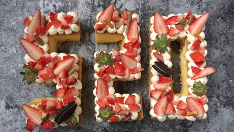 情人节快乐 520数字蛋糕送给你甜蜜的节日祝福,然后摆就是了嘛！草莓碎、饼干棒、奥利奥这些摆放到淡奶油上边，挤满之后效果立马就出来了！