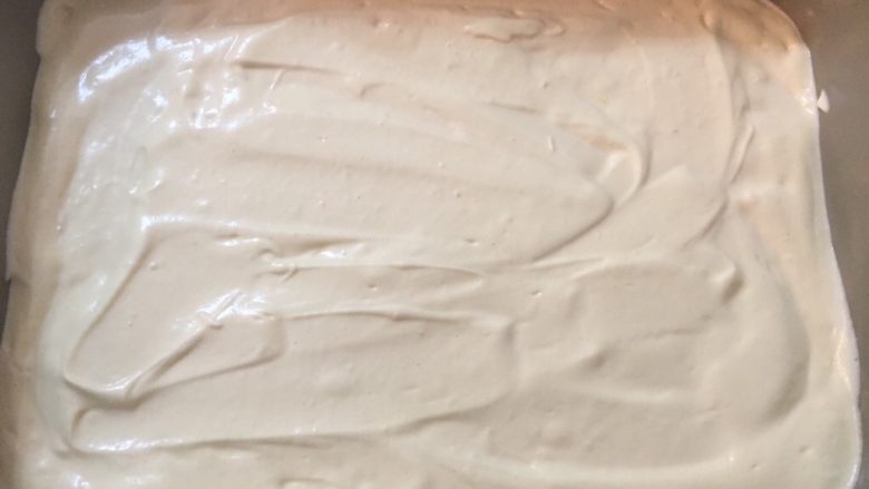情人节快乐 520数字蛋糕送给你甜蜜的节日祝福,我这次使用了一个长方形的深烤盘，这样方便用小刀划出数字，圆形的模具比较浪费。用刮刀把蛋糊的表面抹平，震几下震出蛋糊中比较大的气泡。