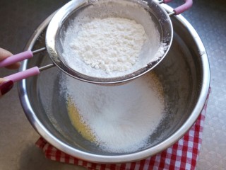 原味蛋糕卷
（正卷）,之后筛入低筋面粉搅拌均匀，不要大力的搅拌这样会使面粉起筋，拌成糊状就可以