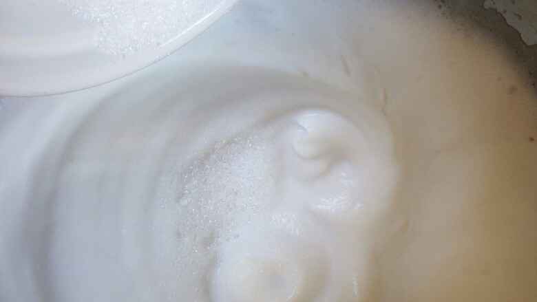 原味蛋糕卷
（正卷）,蛋白可以看到纹路后加入剩下的细砂糖低速打发蛋白