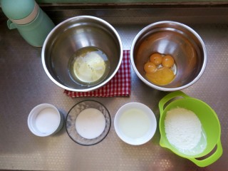原味蛋糕卷
（正卷）,将所有材料称重准备就绪，蛋白蛋黄分离。