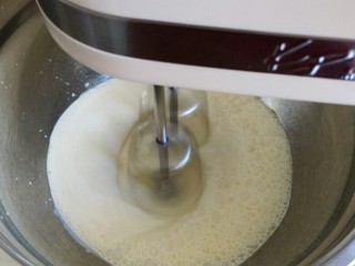 原味蛋糕卷
（正卷）,这时候开始打发淡奶油，淡奶油和细砂糖的比例是10:1 150克的淡奶油加入15克细砂糖，打蛋器高速打发就可以