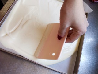 原味蛋糕卷
（正卷）,用刮板刮均匀，之后再在桌面震动几次烤盘