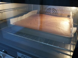 原味蛋糕卷
（正卷）,中下火层150度30分钟左右，观察表面上色均匀金黄，蛋糕卷的烘烤温度在150到170之间，不同材料的蛋糕卷温度时间也不同，这里我们用150度就可以，大概30分钟就可以熟透，当然你的烤箱温度要准，不准的请加温度计一起烘烤。